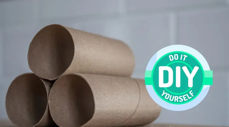 Reutiliza los tubos de papel higiénico y haz mini coronas para decorar esta Navidad