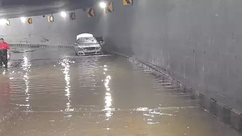 Mueren dos personas tras quedar atrapados en su carro en inundación.jpeg