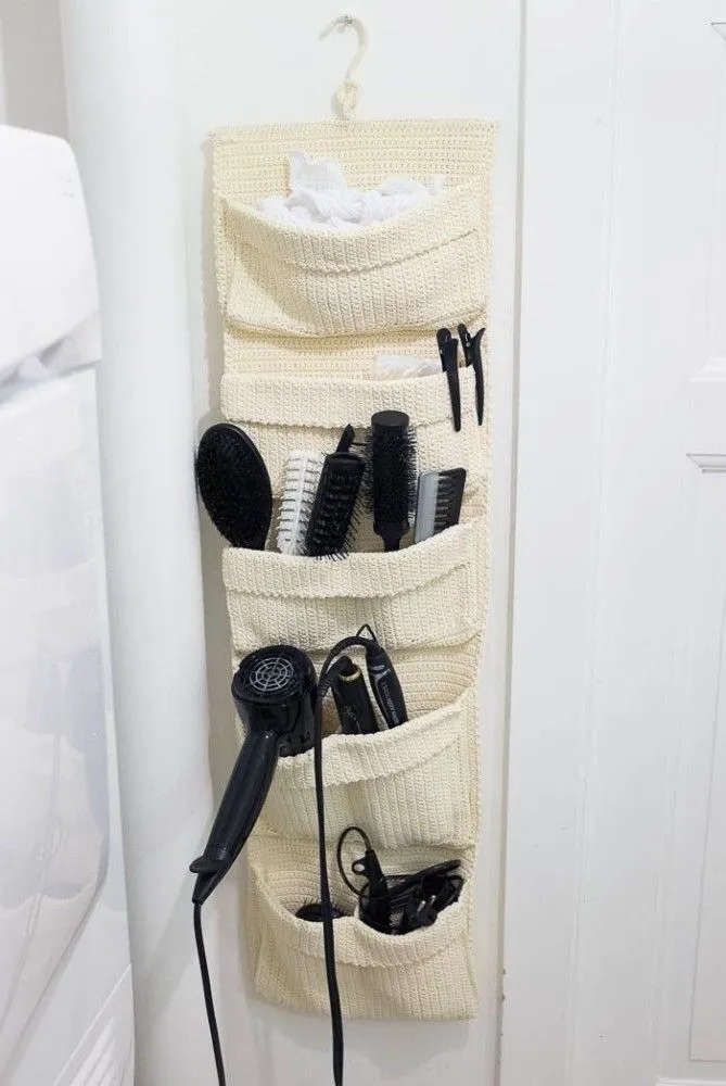 4 ideas para reciclar ropa vieja que ya no uses y transformarla en organizadores colgantes para el baño