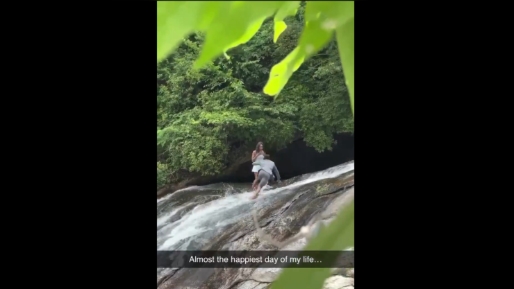 Novio resbala y cae a cascada durante su propuesta de matrimonio.png
