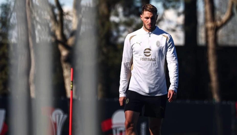 Santi Giménez en el entrenamiento del Milan