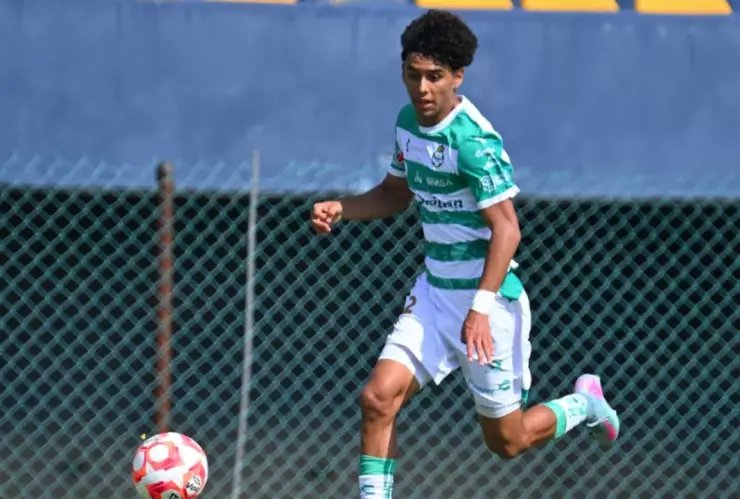 Tráiler intenta ganarle al paso del tren y termina embestido en Pecos, Texas un impactante accidente que deja dudas sobre posibles heridos. - 2025-10-29T114804.927.png