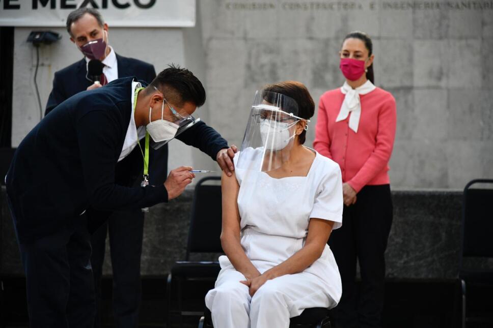 CDMX continuará aplicación de refuerzo a personal de salud