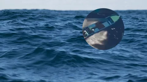 Foto del océano y captura de pantalla de ataque de EU a lancha con drogas del 21 de octubre de 2025.