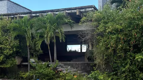 Antigua casa de Salma Hayek se incendia en Coatzacoalcos.