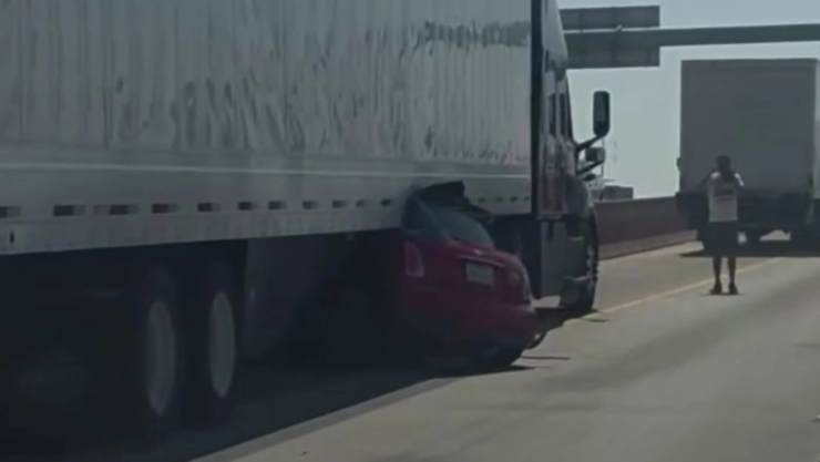 Auto-compacto-queda-bajo-un-tráiler-tras-brutal-choque-en-El-Paso-y-conductor-sale-caminado.webp