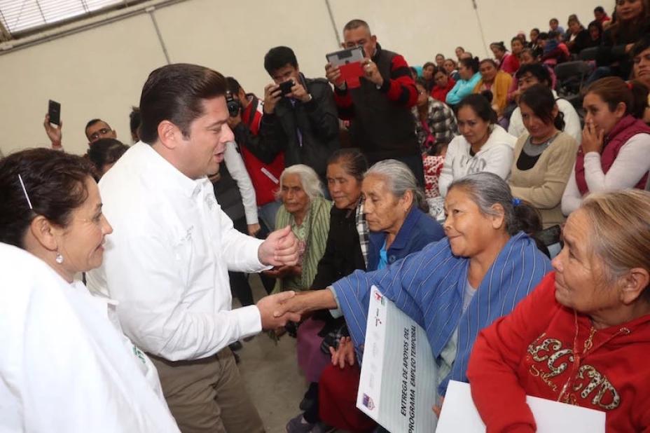 Entregan apoyos en Querétaro