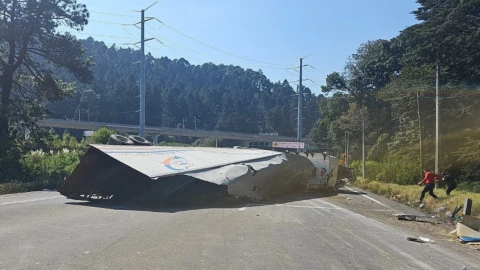 Caos vial en carretera México- Toluca: Volcadura de Tráiler provoca tráfico intenso;