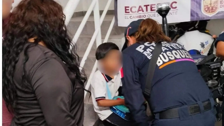 Niño resguardado por la policía en Ecatepec.