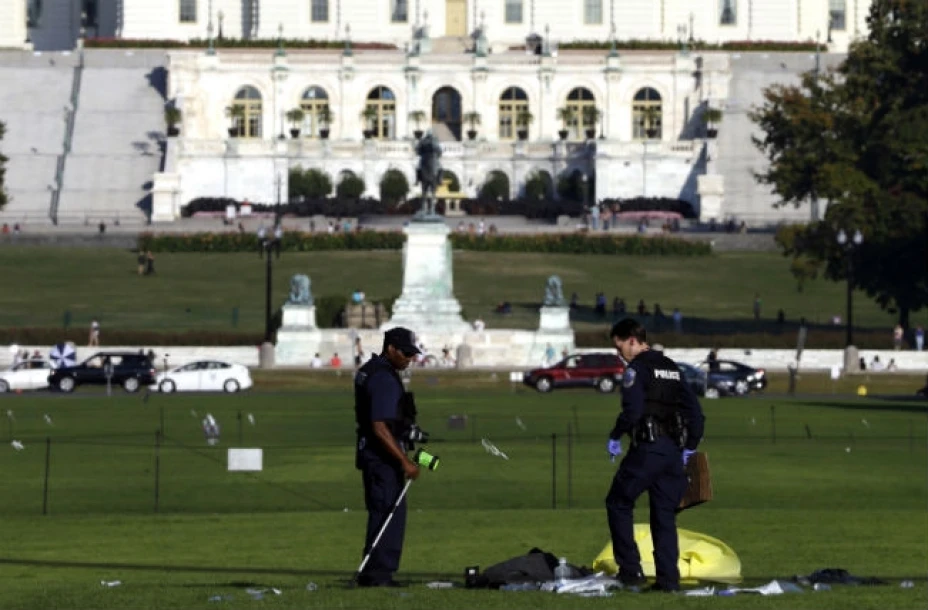 Oficiales de policía investigan el sitio del complejo de monumentos de Washington donde, de acuerdo con bomberos, un hombre se prendió fuego