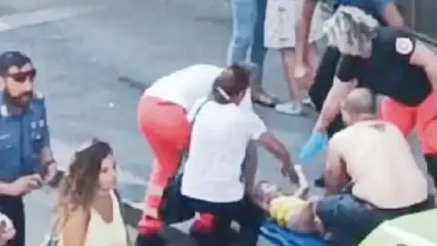 Niña cae de un quinto piso de un edificio; un hombre que iba caminando logró atraparla.jpg