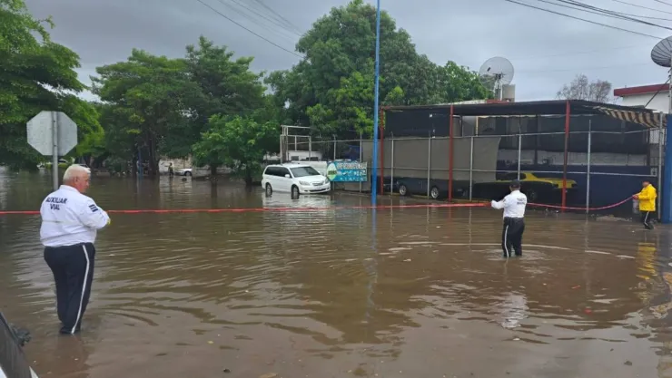 Cierran vialidades en Los Mochis por encharcamientos