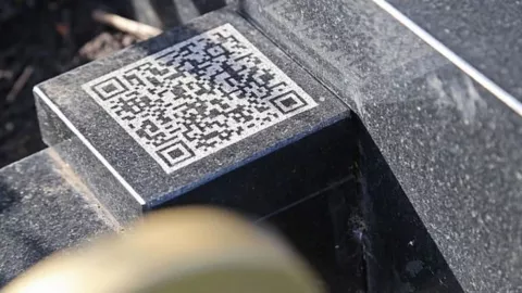 Colocan-lapida-en-forma-de-celular-en-tumba-de-joven-en-Rusia