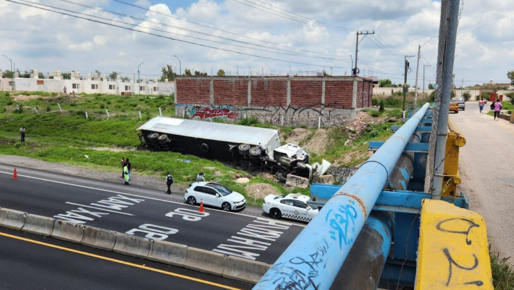 Tráiler termina volcado en León