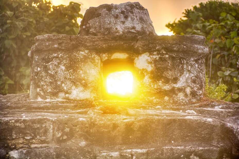 alineación del sol en tumba del caracol en cozumel