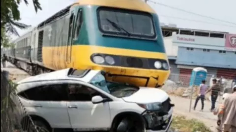 Salina Cruz Oaxaca auto arrolla tren hombre se salva