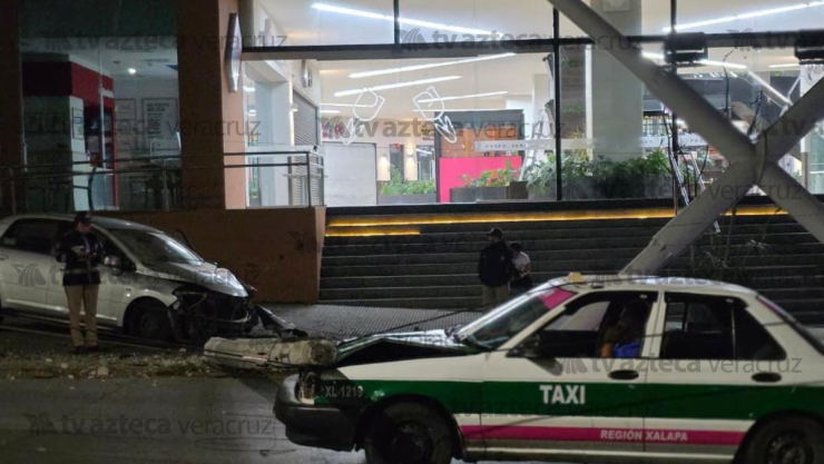 Choque taxi poste