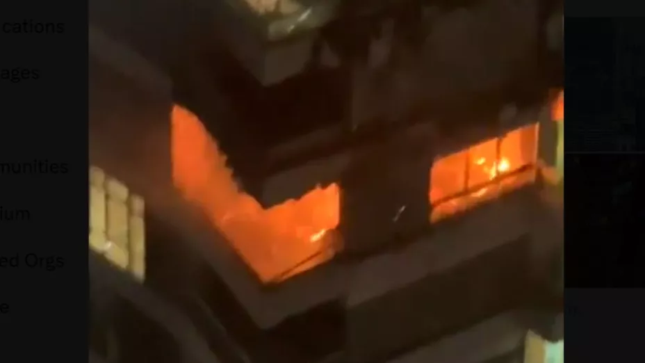 Incendio consume la cima de rascacielos en Dubái