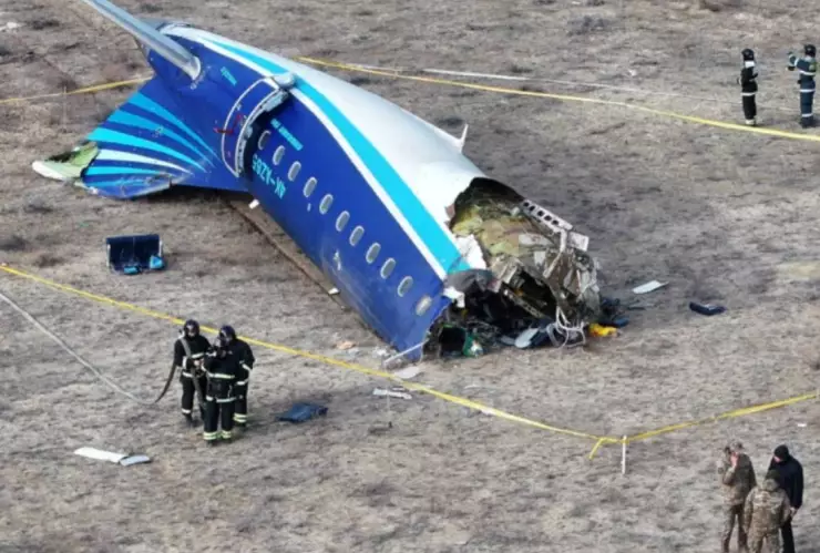 Avión de Azerbaijan Airlines se desploma en Kazajistán; hay más de 30 muertos.