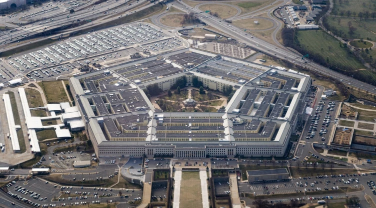 Trump cambia nombre de Departamento de Defensa a Departamento de Guerra