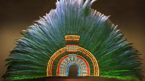 El Penacho de Moctezuma llegar&iacute;a a un museo mexicano