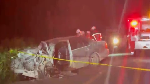 Muere funcionario de Tamaulipas en trágico accidente en carretera La Soledad-San Carlos. En la imagen se observa uno de los dos vehículos involucrados en el violento choque donde Romel Garza Cipriano y su pareja fallecieron.