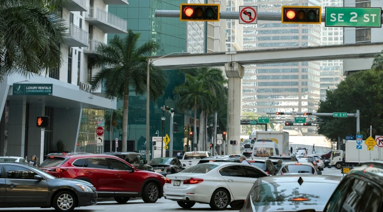 Coches en las calles de Miami, Florida
