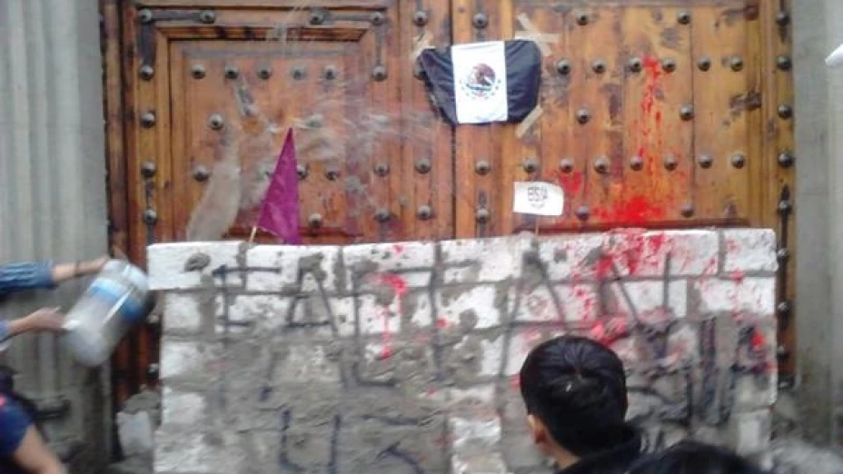 Jóvenes politécnicos que se manifestaban en las afueras de la Secretaría de Educación Pública (SEP) iniciaron su retiro minutos antes de las 16:00 horas.