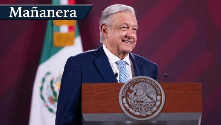 Presidente Andrés Manuel López Obrador con un traje azul ycorbata del mismo tono