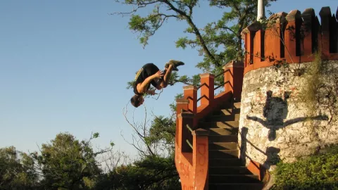 Niño muere al caer desde 16 metros de altura cuando practicaba parkour