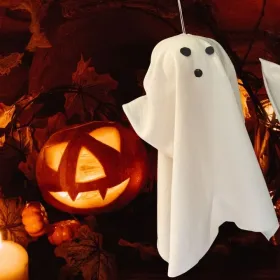 Ideas DIY 3 ideas creativas para armar fantasmas colgantes con tela reciclada para Halloween.jpg