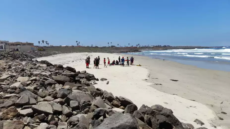 Tragedia en Ensenada: mar arrastra menor y muere ahogado; otro está desaparecido