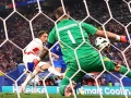 Luka Modric remata para anotar el gol de Croacia