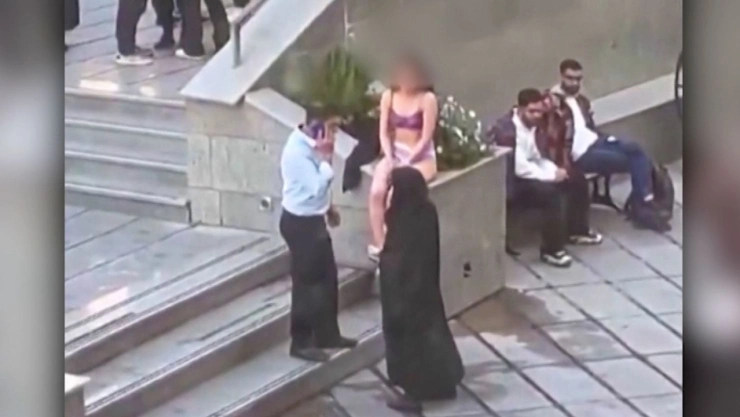 Estudiante iraní detenida tras protesta en ropa interior.