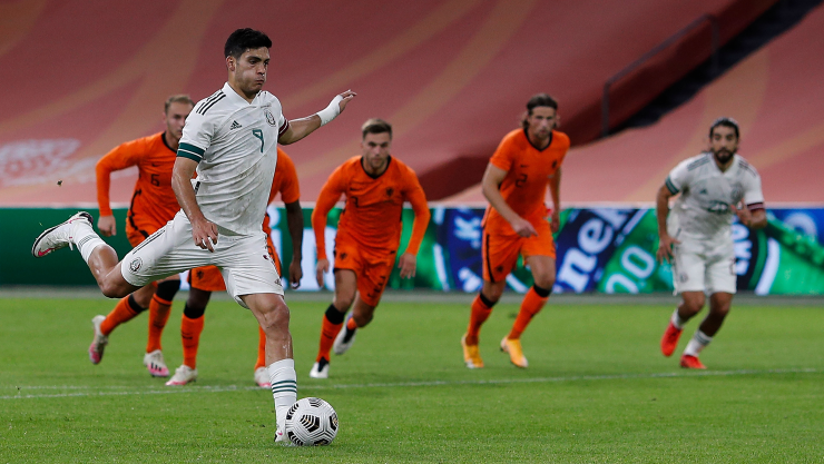 Raúl Jiménez convierte el penal ante Holanda