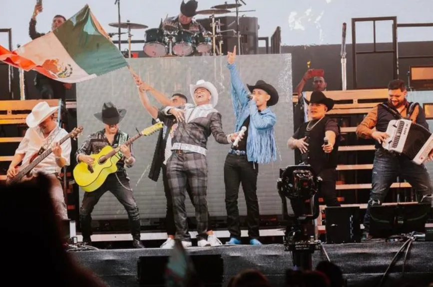 Grupo firme cantando en Coachella.jpg