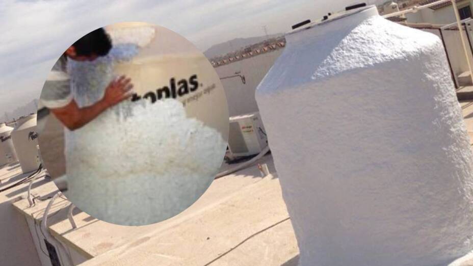 ¡Para combatir el calor! Hombre forra su tinaco con papel para mantener el agua fría