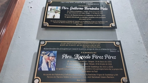 Placas conmemorativas en honor al padre Marcelo Pérez en Chiapas