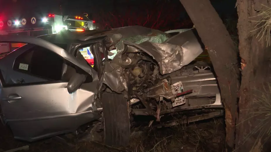 Auto prensado tras choque en El Salto, Jalisco, el 24 de noviembre de 2025.