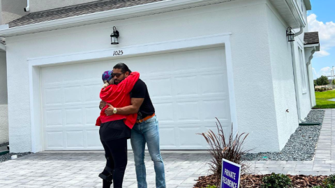 Santos Escobar WWE regala casa