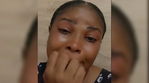 Mujer rompe en llanto por estar soltera.