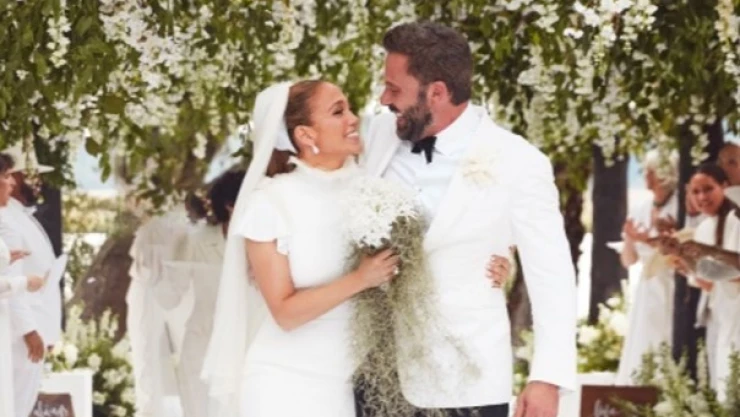 Ex empleada de casino dice que JLo hace que Ben Affleck sea codo