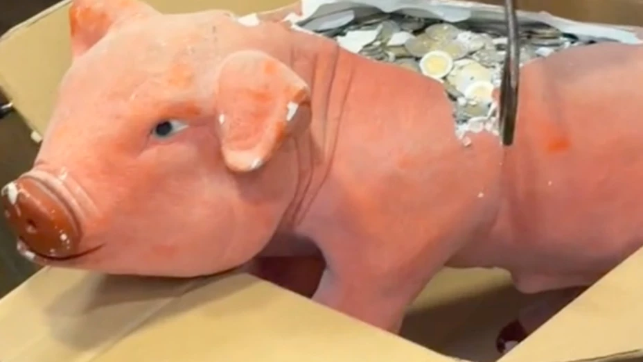 Familia poblana se vuelve tendencia al llevar alcancías para pagar auto