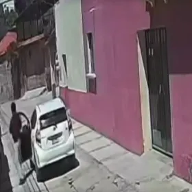 Captan acoso a niña en Tecámac; sujeto bajo de auto y la agrede