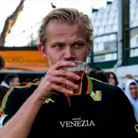 Joel Pohjanpalo compra una cerveza al ser sustituido con el Venezia