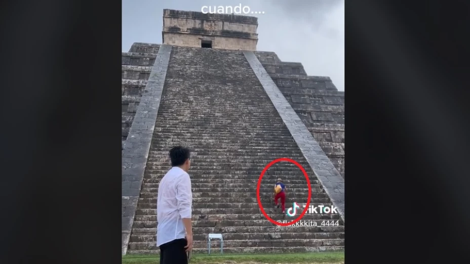 mujer sube pirámide chichen itzá