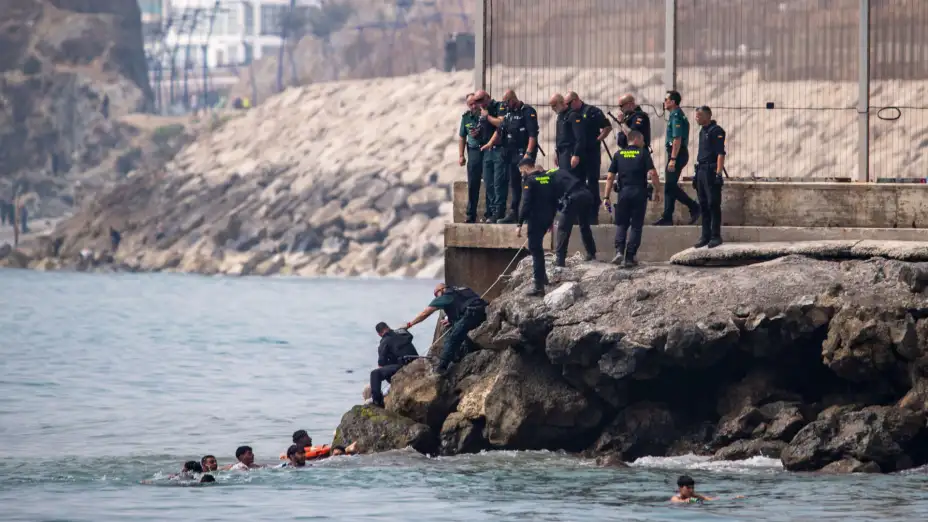 Migrantes tratan de cruzar a nado hacia Ceuta, España.