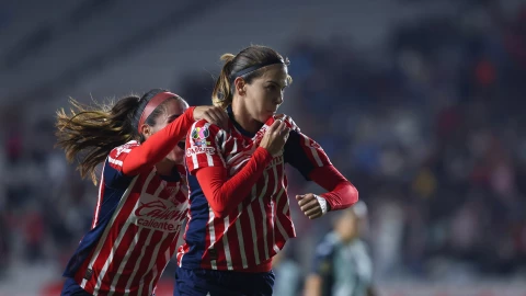 Alicia Cervantes delantera de Chivas femenil celebrando su gol 150