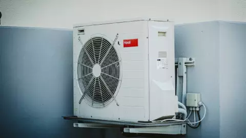 Las CONSECUENCIAS de dormir con el aire acondicionado prendido en plena ola de calor