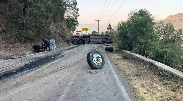 Edomex: Registran 25 lesionados en autobús de peregrinos
